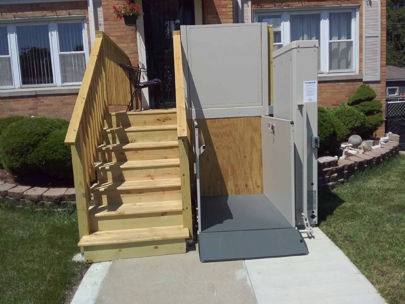 porch lift and deck installation by EHLS Lifeway Mobility Chicagoland